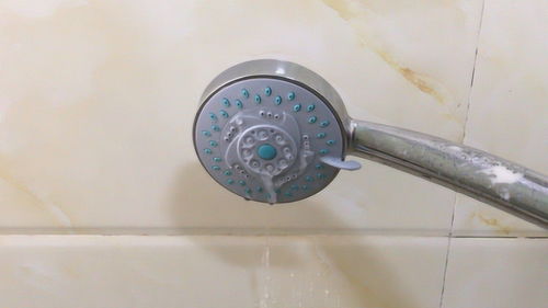 巧用塑料袋清洁淋浴喷头，一招解决堵塞烦恼